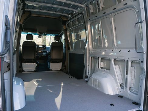 Used 2025 Mercedes-Benz Sprinter 2500 image 10