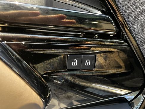 Used 2024 Land Rover Range Rover Sport SE image 17