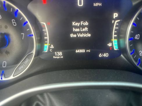 Used 2023 Chrysler Pacifica Touring-L FWD image 11