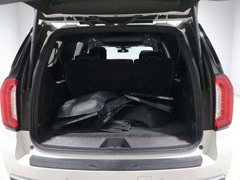 Used 2021 GMC Yukon XL SLT w/ SLT Premium Package image 4
