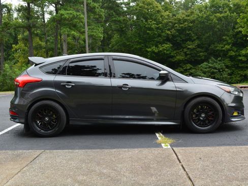 Used 2017 Ford Focus ST FWD image 4