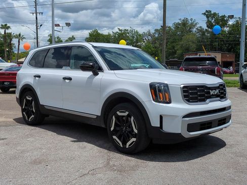 Certified 2025 Kia Telluride S FWD image 3