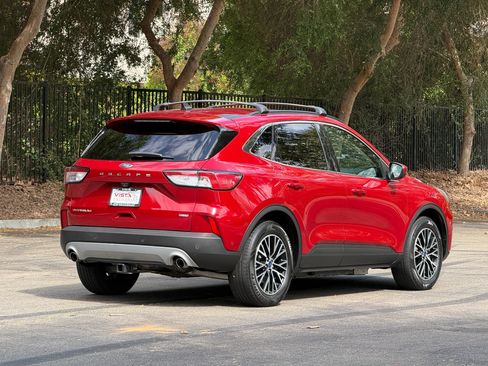 Used 2021 Ford Escape Titanium FWD image 4