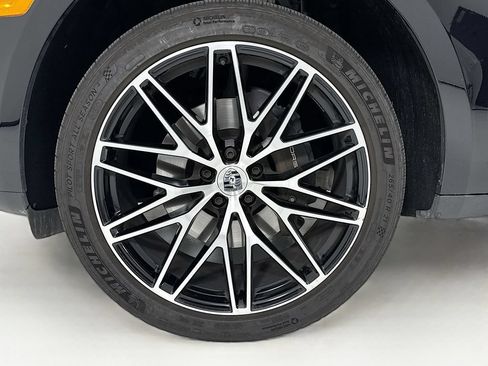 Certified 2025 Porsche Macan AWD/4WD image 10