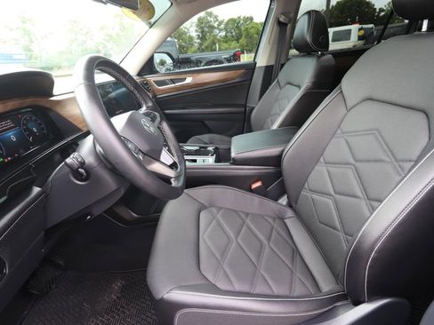 Used 2025 Volkswagen Atlas SE image 2