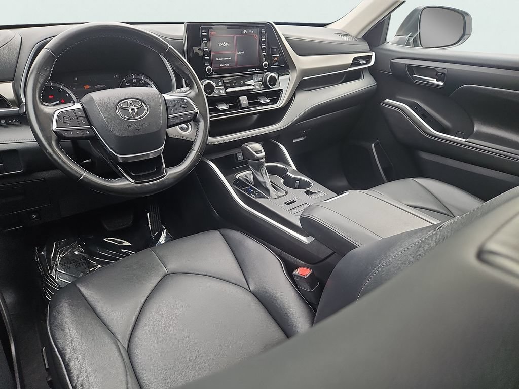 Used 2021 Toyota Highlander XLE AWD/4WD image 11