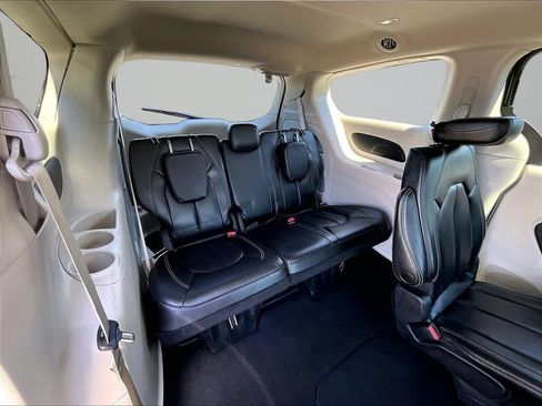 Used 2023 Chrysler Pacifica Touring-L FWD image 29