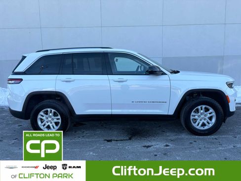 Certified 2023 Jeep Grand Cherokee Laredo w/ Luxury Tech Group I image 2