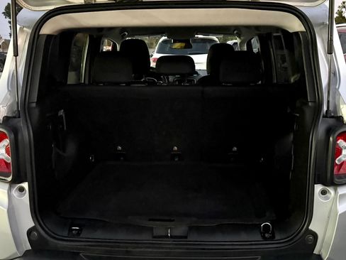 Used 2020 Jeep Renegade Latitude FWD image 28