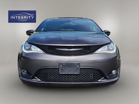 Used 2020 Chrysler Pacifica Limited w/ S Appearance Package FWD image 8