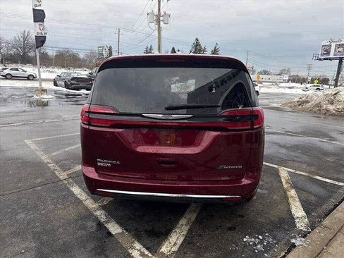 Used 2023 Chrysler Pacifica Touring-L w/ Uconnect Theater Family Group image 4