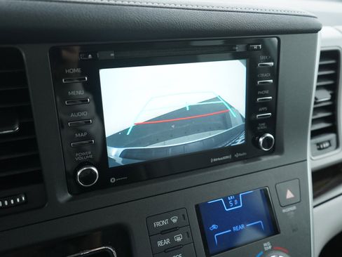 Used 2020 Toyota Sienna XLE image 29