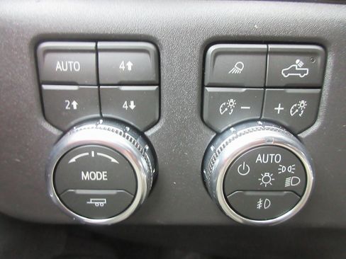 New 2026 GMC Sierra 1500 SLT image 18