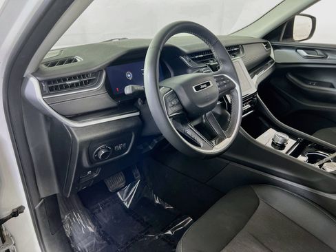 Used 2023 Jeep Grand Cherokee Laredo AWD/4WD image 9
