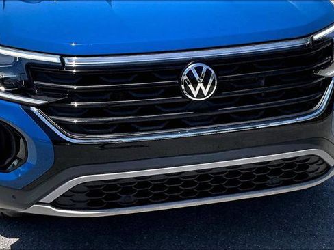 Certified 2025 Volkswagen Atlas Cross Sport SE FWD image 11