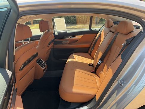 Used 2022 BMW 740i image 12