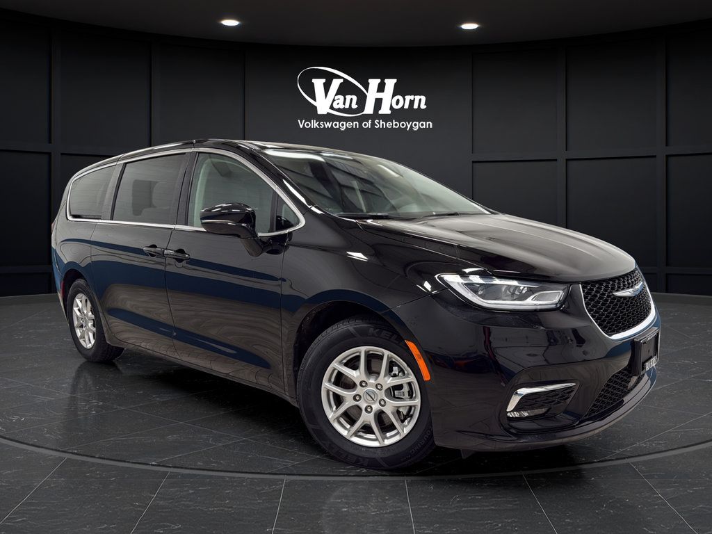 Used 2024 Chrysler Pacifica Touring-L FWD image 1