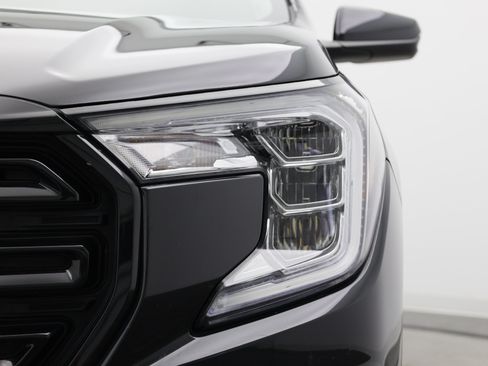 Used 2024 GMC Terrain SLE w/ Elevation Edition FWD image 8
