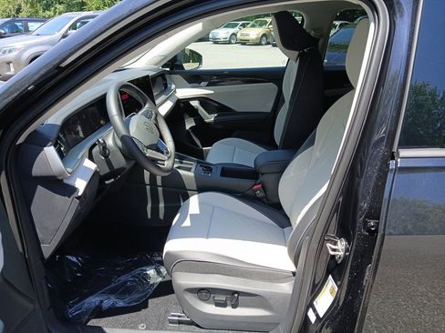 Used 2025 Volkswagen Tiguan SE image 10