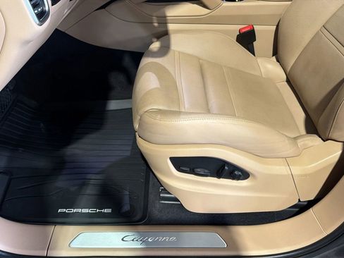 Used 2023 Porsche Cayenne AWD/4WD image 18