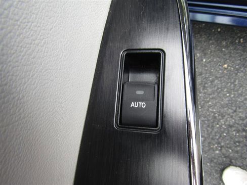 Used 2013 Toyota Avalon XLE image 22