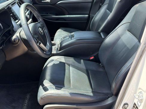 Used 2018 Toyota Highlander Limited Platinum FWD image 5