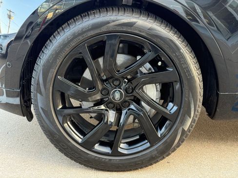 Used 2024 Land Rover Discovery Dynamic SE image 6