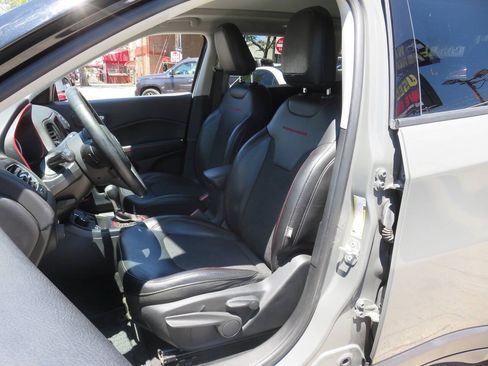 Used 2019 Jeep Compass Trailhawk w/ Cold Weather Group AWD/4WD image 10