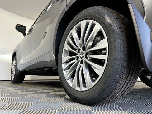 Certified 2026 Toyota Highlander Platinum image 29