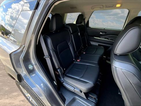 Used 2025 Nissan Pathfinder SL FWD image 27