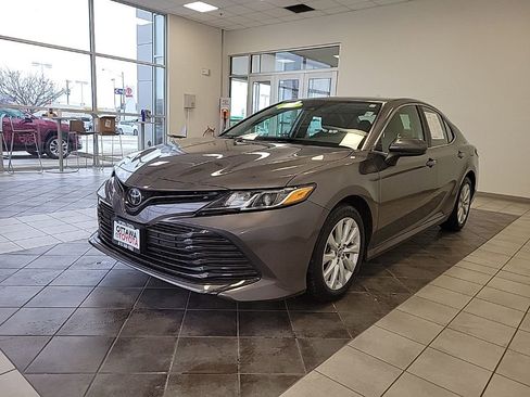 Used 2019 Toyota Camry LE image 2