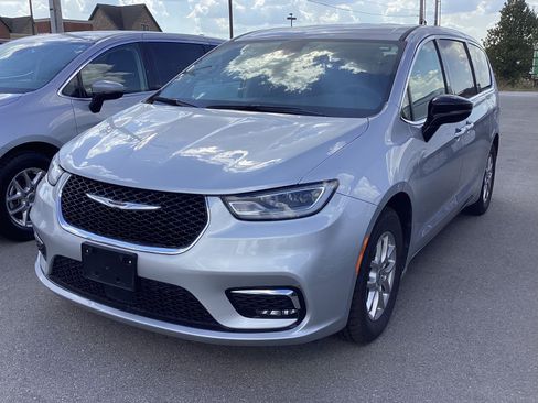 Used 2023 Chrysler Pacifica Touring-L FWD image 2