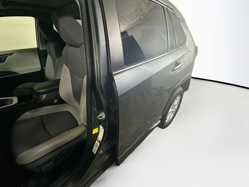 Used 2019 Toyota RAV4 XLE w/ Convenience Package FWD image 12