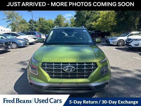 Used 2023 Hyundai Venue SEL FWD image 2