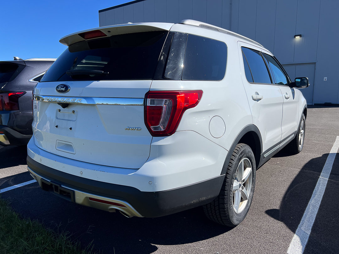 Used 2017 Ford Explorer XLT w/ Equipment Group 201A AWD/4WD image 6