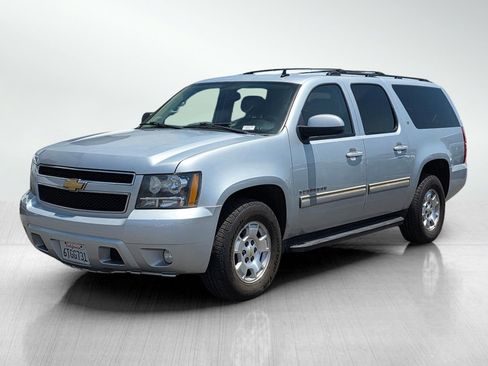 Used 2012 Chevrolet Suburban LT RWD image 3