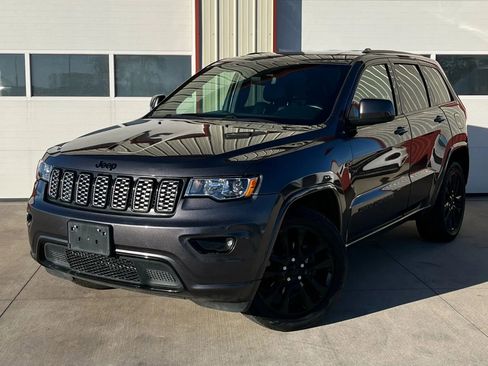 Used 2018 Jeep Grand Cherokee Altitude image 3