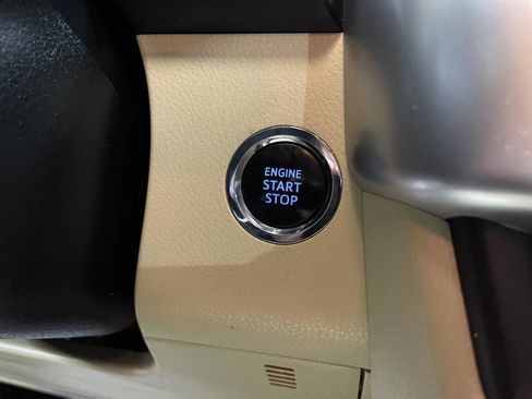 Used 2017 Toyota Highlander XLE image 23