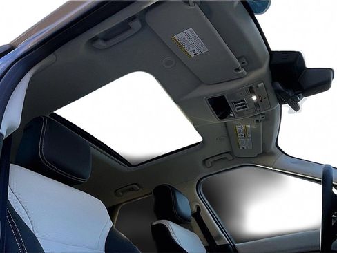 Certified 2025 Land Rover Discovery S image 28