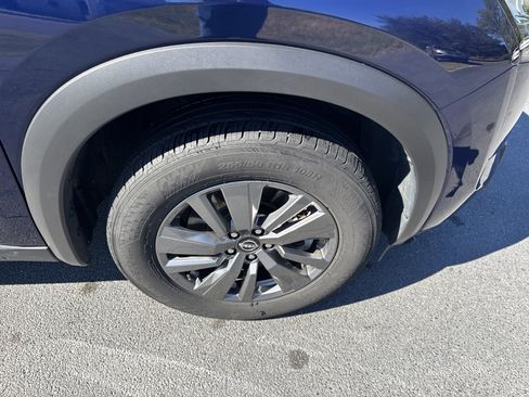 Used 2025 Nissan Pathfinder SV image 10