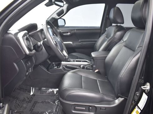 Used 2020 Toyota Tacoma Limited image 9