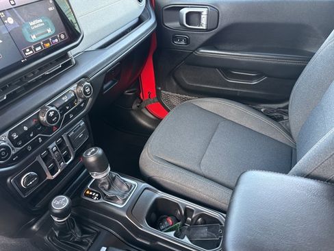 Used 2025 Jeep Wrangler Unlimited Sahara AWD/4WD image 19