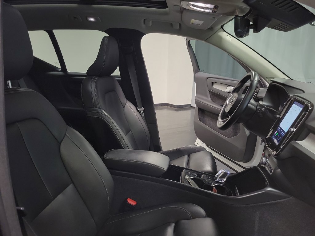 Used 2024 Volvo XC40 B5 Plus AWD/4WD image 33