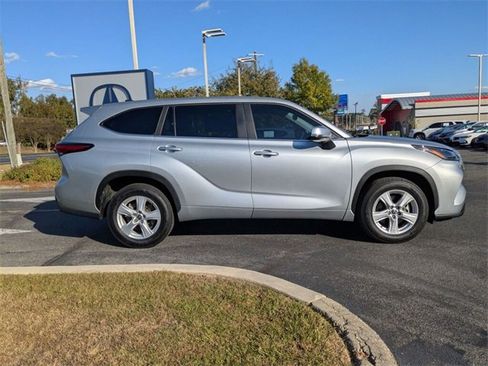 Used 2023 Toyota Highlander LE image 7