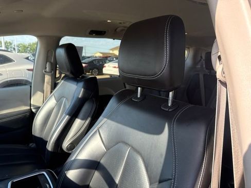 Used 2023 Chrysler Pacifica Touring-L FWD image 10