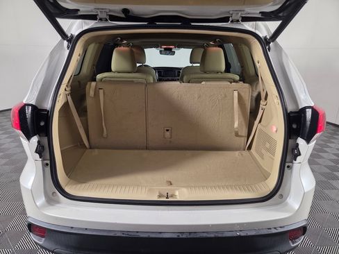 Used 2019 Toyota Highlander XLE FWD image 31
