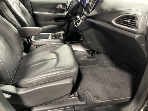 Used 2025 Chrysler Pacifica Select image 14
