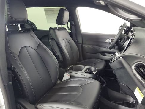 New 2026 Chrysler Pacifica Select image 29