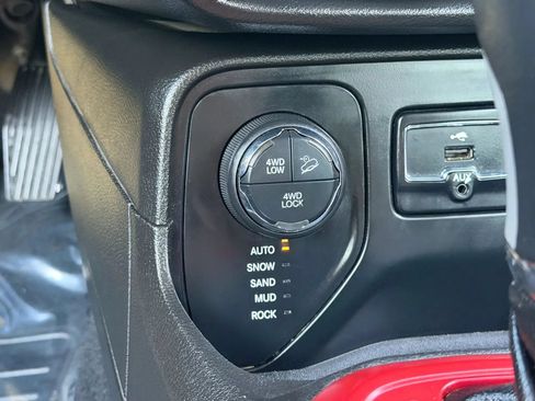 Used 2016 Jeep Renegade Trailhawk AWD/4WD image 30
