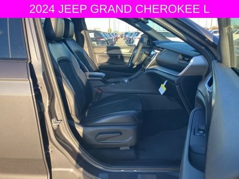 Used 2024 Jeep Grand Cherokee L Altitude image 10